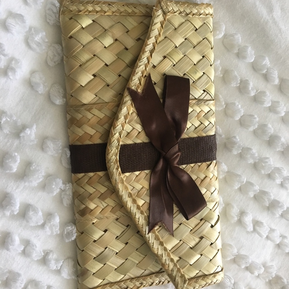 Straw clutch